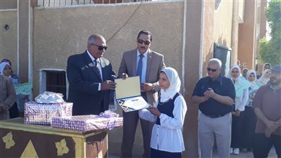 رفضت الحصول على مكافأة.. وكيل تعليم بني سويف يُكّرم طالبة عثرت على 30 ألف جنيه وذهب