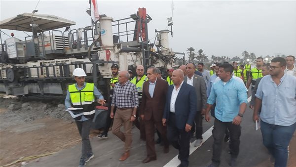 وزير النقل خلال الجولة