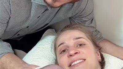 لحظة بطولية.. طبيب ينجح في توليد زوجته داخل مصعد مبنى سكني | فيديو