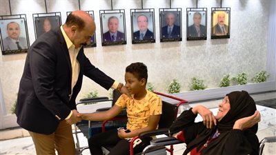 مبادرة الناس لبعضهم.. محافظ أسوان يسلم 5 كراسي كهربائية متحركة لذوي الهمم