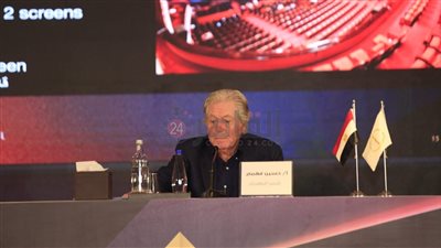 تأثر حسين فهمي أثناء حديثه عن المخرج الراحل علي عبد الخالق بمهرجان القاهرة السينمائي الدولي