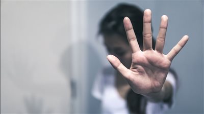 هسقطك لو معملتيش معايا علاقة.. مدرس يحاول الاعتداء جنسيًا على طالبة بمدرسة في القاهرة الجديدة | بث مباشر