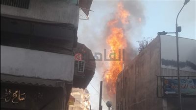 النيران كادت أن تلتهم المنازل.. 3 سيارات إطفاء للسيطرة على حريق فى مخزن بالساحة الشعبية ببورسعيد