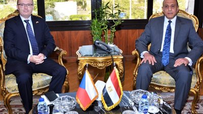 وزير الطيران يلتقي سفير التشيك لتعزيز سبل التعاون بين البلدين