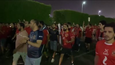 توافد جمهور الأهلي لمؤازرة فريق اليد أمام مضر السعودي في بطولة سوبر جلوب