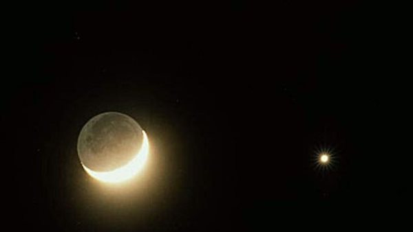 القمر ونجم بولوكس