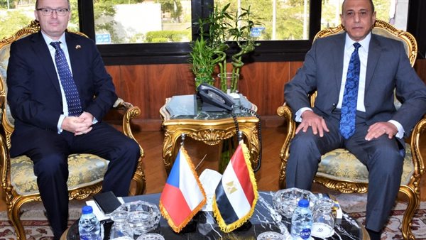 وزير الطيران يلتقي