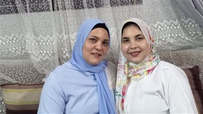 سباق ومنافسة.. قصة نجاح إيمان من محو الأمية إلى الالتحاق بكلية التجارة مع ابنتها