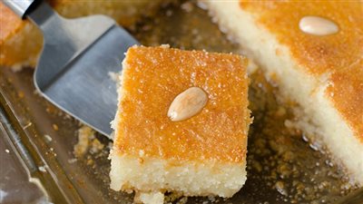 طريقة البسبوسة بالبيض وجوز الهند.. قدميها لافراد اسرتك