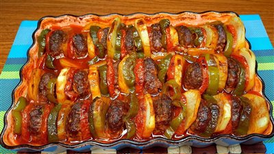 طريقة عمل الكفتة تحتها بطاطس.. وجبة غنية بالقيم الغذائية