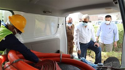 تعيد تدوير المياه.. استخدام سيارة تطهير شبكات صرف صحي ذاتيا بدون اللجوء لمياه الشرب بالقاهرة