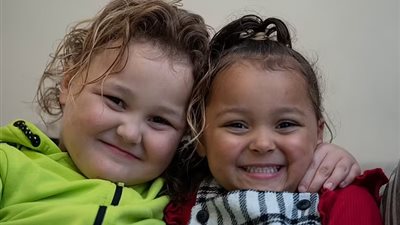 حالة من كل 50 مليون.. ميلاد توأم في أرحام منفصلة بألوان مختلفة ببريطانيا