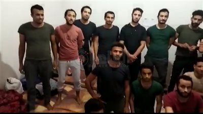 أهالي 35 شابا مصريا محتجزًا في ليبيا بتهمة الهجرة غير الشرعية يستغيثون بالسفارة لعودتهم | صور