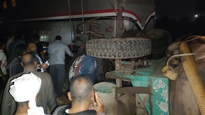 قطار يدهس جرار كسح للصرف الصحي في المنوفية| صور 