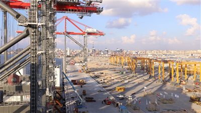  استقبال أوناش الرصيف العملاقة STS لتشغيل محطة تحيا مصر متعددة الأغراض بميناء الإسكندرية