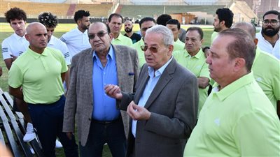 رئيس المقاولون العرب يجتمع باللاعبين قبل افتتاحية الدوري أمام غزل المحلة