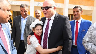 لفتة إنسانية.. محافظ قنا يطمئن على المستوى التعليمي لتلميذة يتيمة بإحدى المدارس │ صور