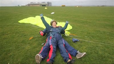 لجمع الأموال لأعمال خيرية.. بريطانية صاحبة 95 عامًا تخطط للقفز بالمظلة في عيد ميلادها