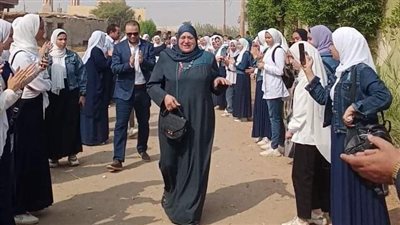 بطول 500 متر.. طالبات مدرسة ببني سويف ينظمن ممرًا شرفيًا وفاءً لمديرتهن بعد بلوغها سن المعاش | فيديو 