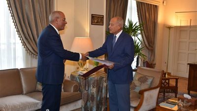 مندوب مصر الدائم بالجامعة العربية يقدم أوراق اعتماده لـ أبو الغيط 