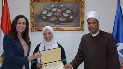 نائب محافظ البحيرة تكرم واعظة الأوقاف الأكثر نشاطًا في البرنامج التثقيفي