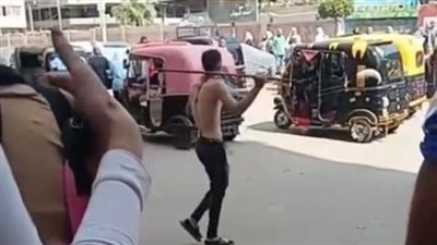 بشومة وبدون ملابس.. ضبط شاب روّع المواطنين أمام مدرسة بالغربية | بث مباشر