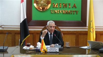 القائم بأعمال رئيس جامعة المنيا يتابع تنفيذ النظام الإلكتروني لإدارة شئون الطلاب والكنترولات