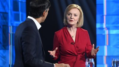 جونسون يستعد لعودة تاريخية.. خليفة ليز تراس يتصدر عناوين صحف بريطانيا