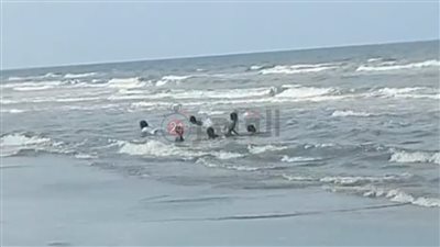 رغم السحب والغيوم.. مواطنون يمارسون السباحة في شواطئ بورسعيد | صور 