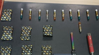 ضبط راكبين بحوزتهما شرائط مخدرة وزيت الحشيش وشوكولاتة بالماريجوانا