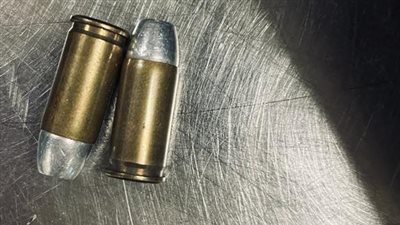 ضبط راكب بحوزته أسلحة بيضاء وطلقات لسلاح ناري بمطار القاهرة | صور