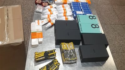 ضبط 55 هاتف iPhone بحوزة 4 ركاب بمطار القاهرة 