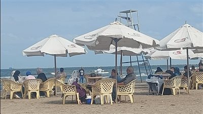 شاطئ بورسعيد مقصدًا لـ عشاق الخريف رغم انخفاض درجات الحرارة | صور