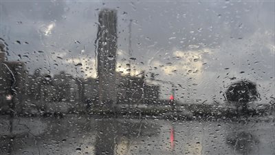 أمطار بنسبة 60%.. الأرصاد تكشف حالة الطقس المتوقعة غدًا السبت | بث مباشر