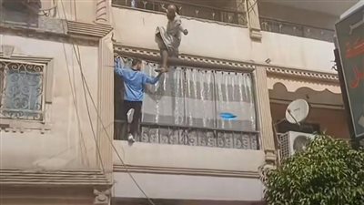 صعد للبلكونة لإنقاذ حياة جاره الهندي.. طالب الحي الثامن في أول لقاء: إغاثة الملهوف واجب على كل شاب مصري | صور وفيديو 