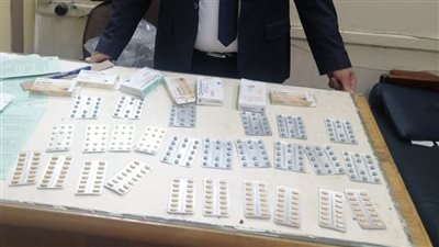 جمارك مطار القاهرة تضبط محاولة تهريب عدد من الأقراص المخدرة