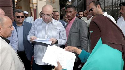 عقب أدائه صلاة الجمعة.. محافظ بني سويف يلتقي عددًا من المواطنين ويستمع لمطالبهم واحتياجاتهم 