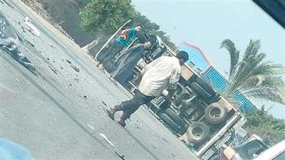 إحداها محملة بألواح زجاج.. مصرع شخص وإصابة آخر في حادث تصادم سيارتي نقل بالغربية