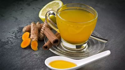 التفاح والزنجبيل.. مشروبات تخلص الجسم من السموم وتساعد على الهضم الجيد 