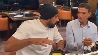 قلدّني بـ جبر خاطر الناس.. أحمد العوضي يرد على منتقدي تصويره مع عامل النظافة: مش ناقص شهرة