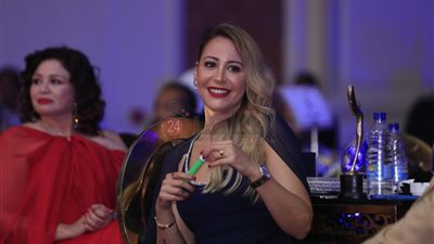 منة شلبي عن تكريمها من مهرجان الفضائيات: جائزة غالية لأني بتكرم وسط أساتذتي