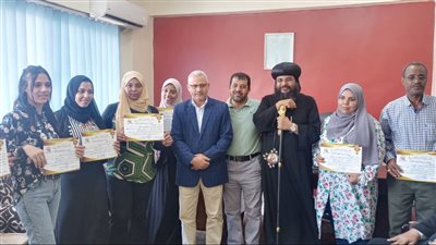 القوى العاملة: تسليم شهادات تدريب على مهنة التفصيل والحياكة بالبحر الأحمر