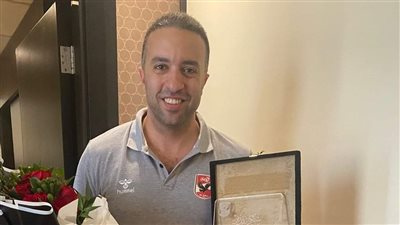 رابطة جماهير الأهلي بالسعودية تُكرّم رئيس بعثة فريق اليد في مونديال الأندية