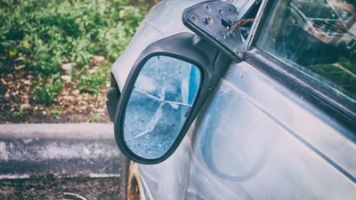 هل يمكنك القيادة بمرآة جانبية مكسورة؟