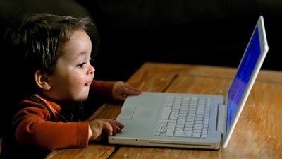 دراسة تكشف عن الفترة الأنسب لتعرض الأطفال للشاشات