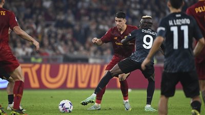 لاعب روما يعتدي على حكم مباراة نابولي في الدوري الإيطالي | فيديو