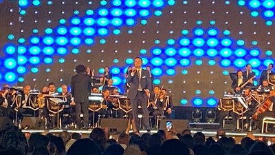 راغب علامة يلبي طلب أحد المعجبين في مهرجان الموسيقى العربية