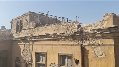 آيل للسقوط وصدر له قرار إزالة.. طلب إحاطة بالبرلمان بشأن العقار الملاصق لمدرسة العائلة المقدسة بحلوان