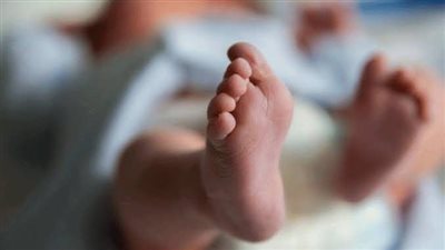 العثور على رضيعة ألقاها مجهول على كبوت سيارة بالغربية