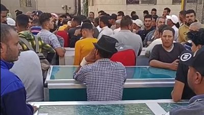 حزن وحسرة.. الأهالي ينتظرون خروج جثامين 8 عمال ضحايا حادث تصادم بالبحيرة | بث مباشر